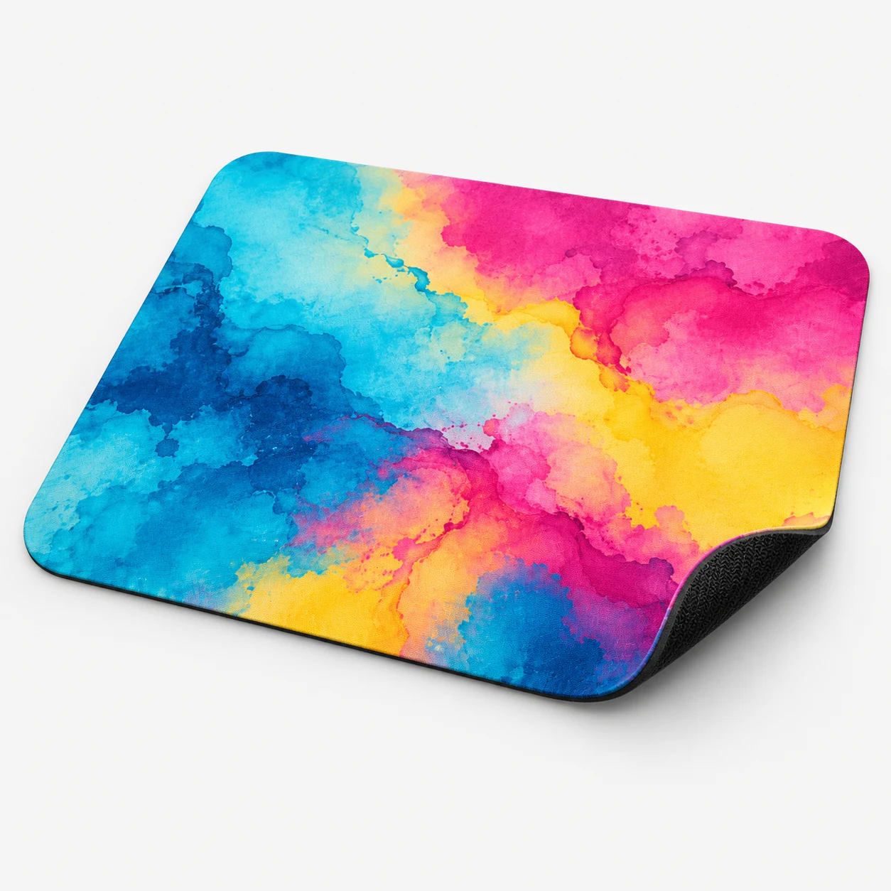 Baskılı üst yüzeyi ve alt tabanı görünen kişisel tasarımlı mousepad örneği